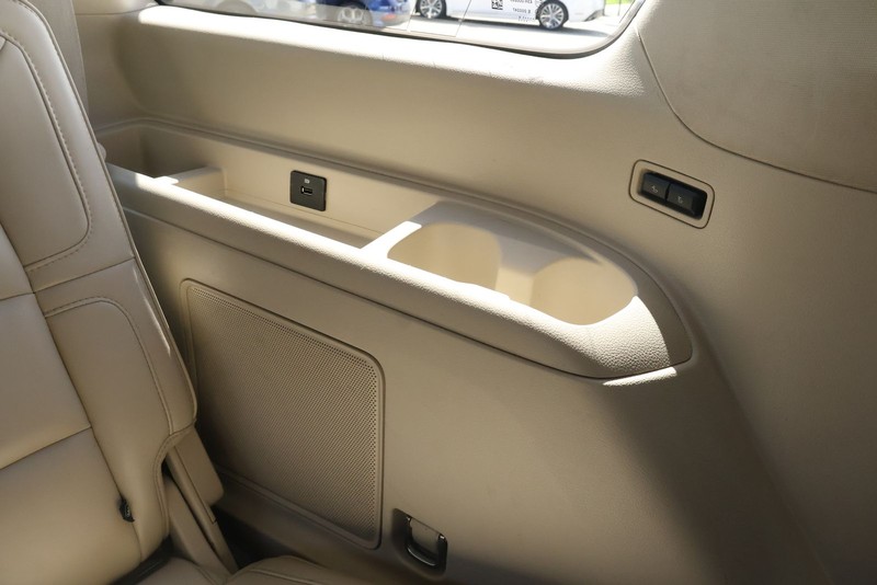 Lincoln Navigator Vehicle Full-screen Gallery Image 30