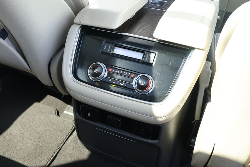 Lincoln Navigator Vehicle Full-screen Gallery Image 31