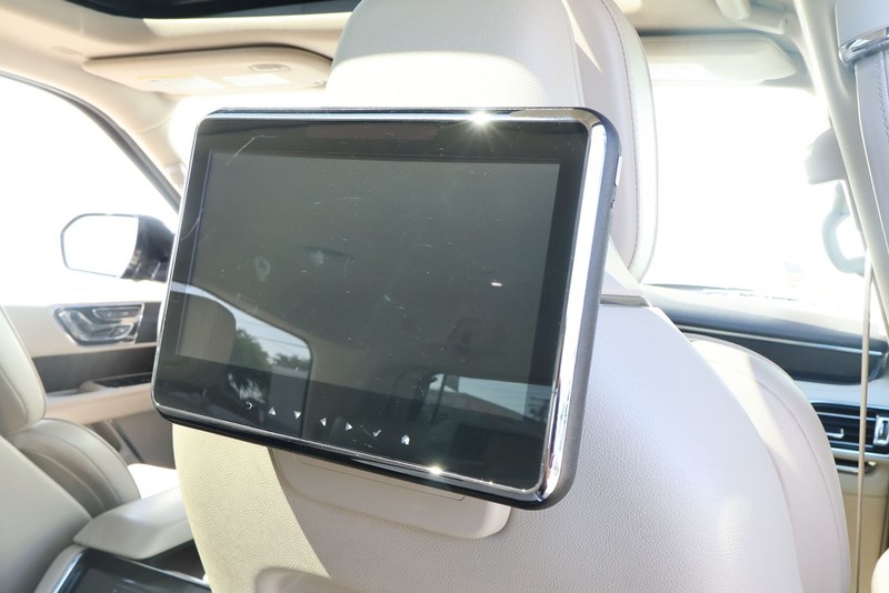 Lincoln Navigator Vehicle Full-screen Gallery Image 32