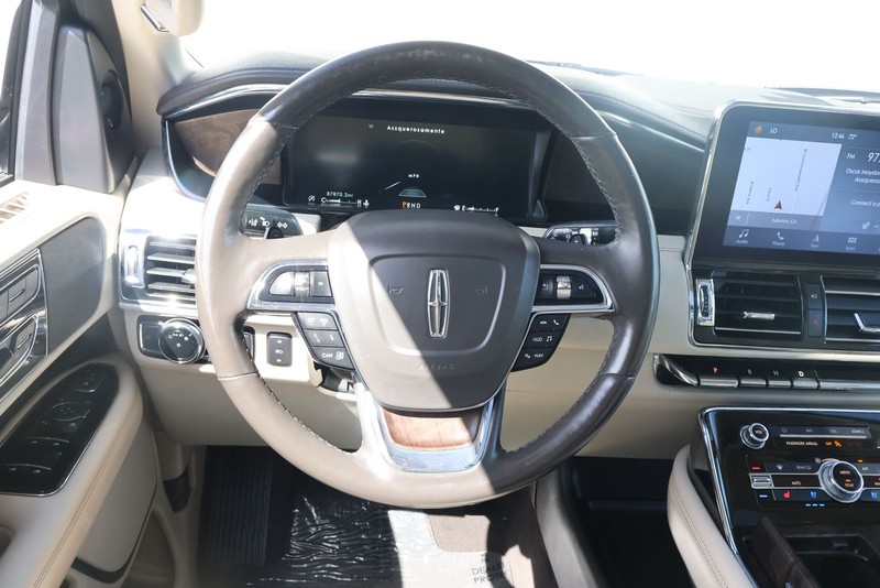 Lincoln Navigator Vehicle Full-screen Gallery Image 35