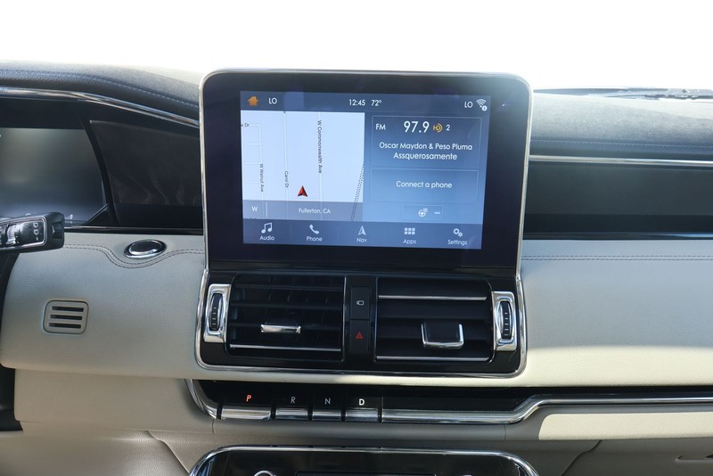 Lincoln Navigator Vehicle Full-screen Gallery Image 36