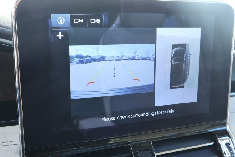 Lincoln Navigator Vehicle Full-screen Gallery Image 38