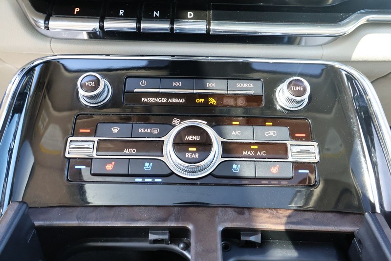 Lincoln Navigator Vehicle Full-screen Gallery Image 39