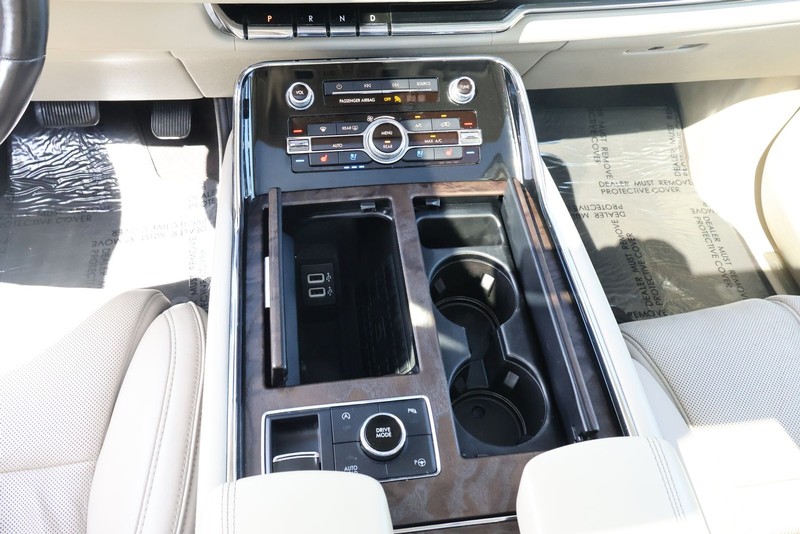 Lincoln Navigator Vehicle Full-screen Gallery Image 40