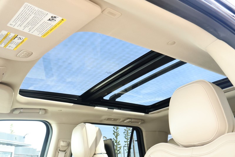 Lincoln Navigator Vehicle Full-screen Gallery Image 41