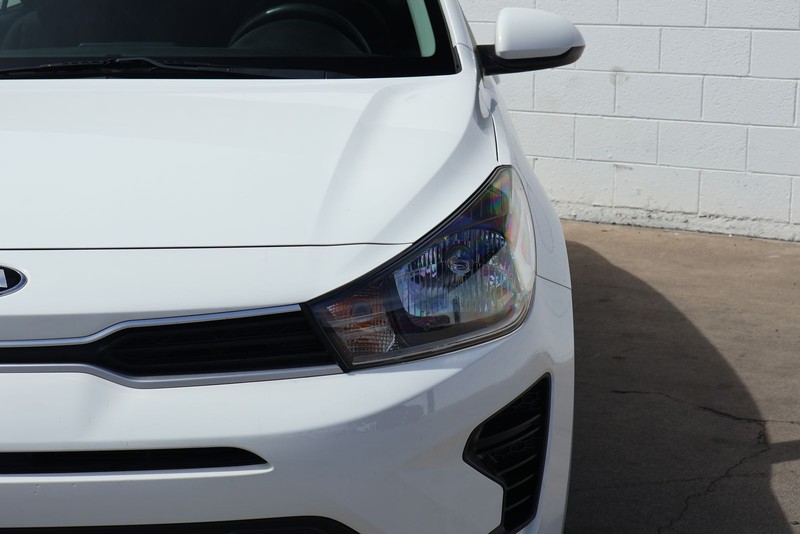 Kia Rio Vehicle Full-screen Gallery Image 03