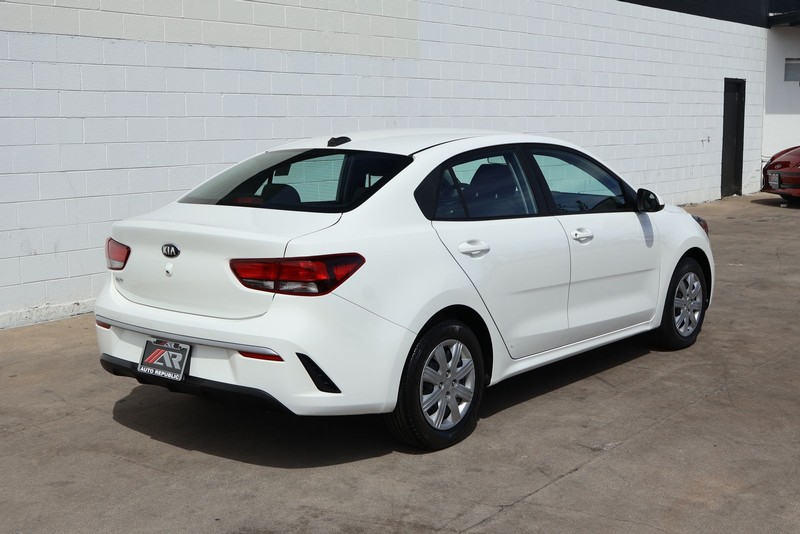 Kia Rio Vehicle Full-screen Gallery Image 05