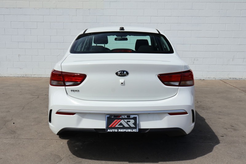 Kia Rio Vehicle Full-screen Gallery Image 06