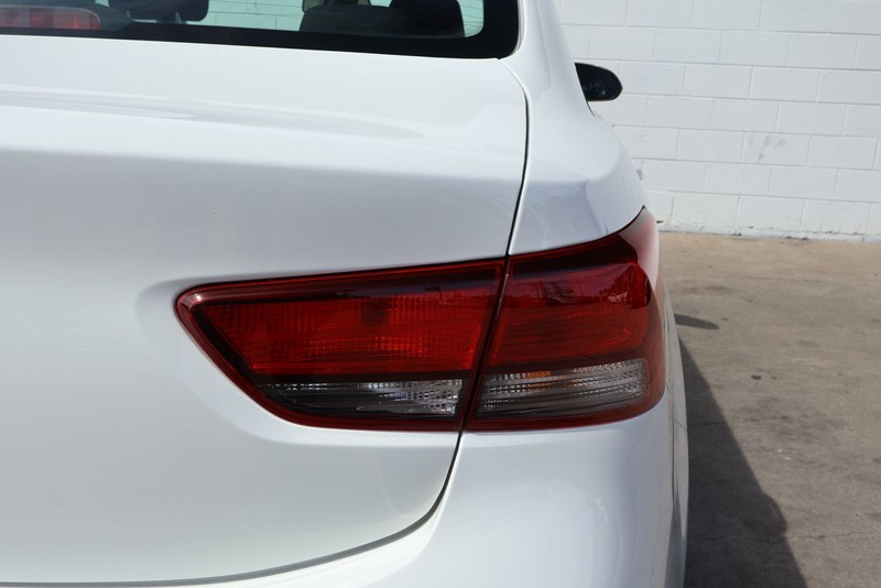 Kia Rio Vehicle Full-screen Gallery Image 07