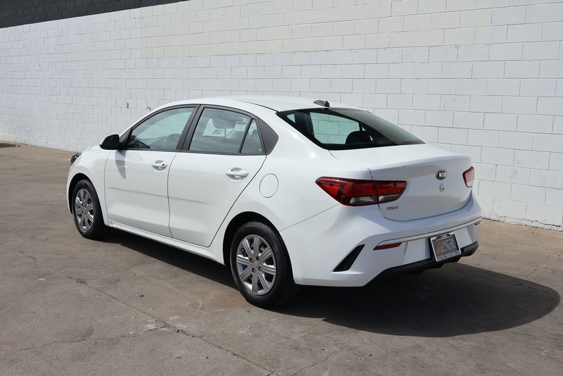 Kia Rio Vehicle Full-screen Gallery Image 10