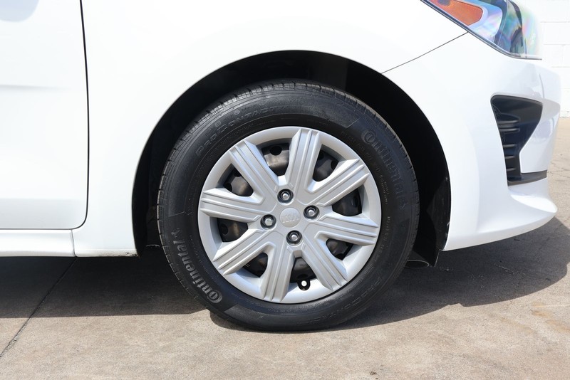 Kia Rio Vehicle Full-screen Gallery Image 14