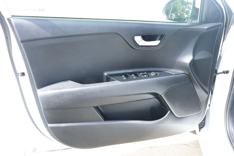 Kia Rio Vehicle Full-screen Gallery Image 15
