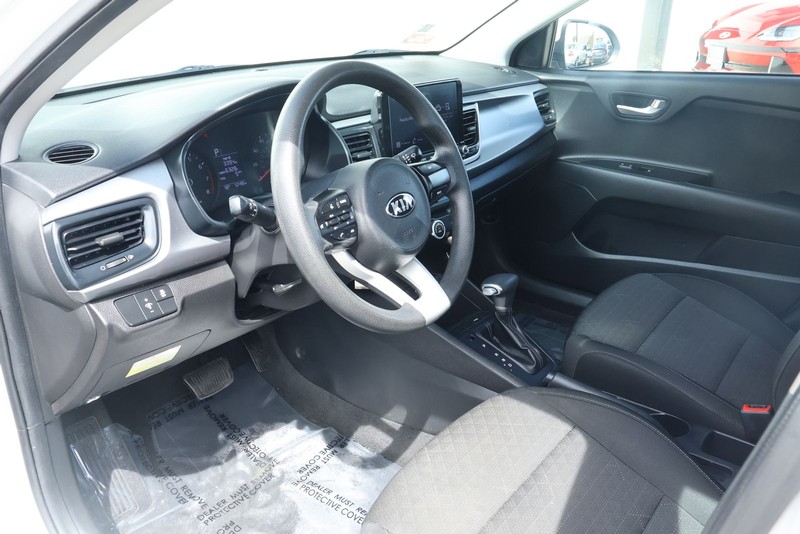 Kia Rio Vehicle Full-screen Gallery Image 16