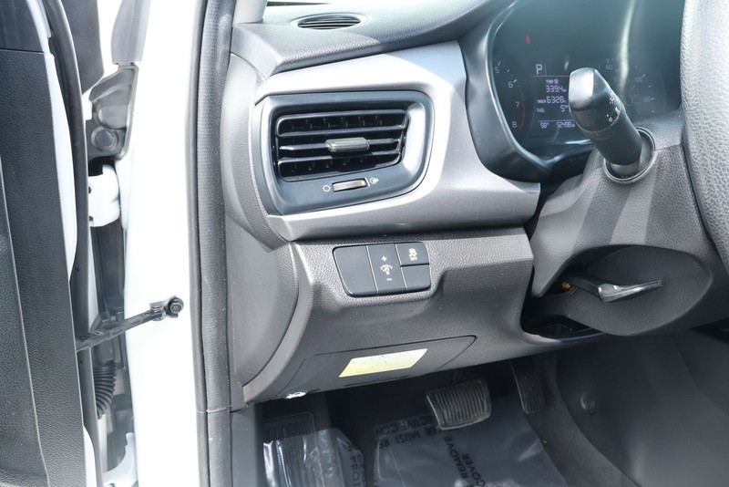 Kia Rio Vehicle Full-screen Gallery Image 17