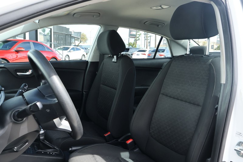 Kia Rio Vehicle Full-screen Gallery Image 18