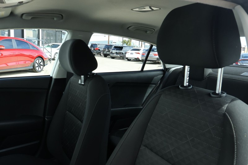 Kia Rio Vehicle Full-screen Gallery Image 19