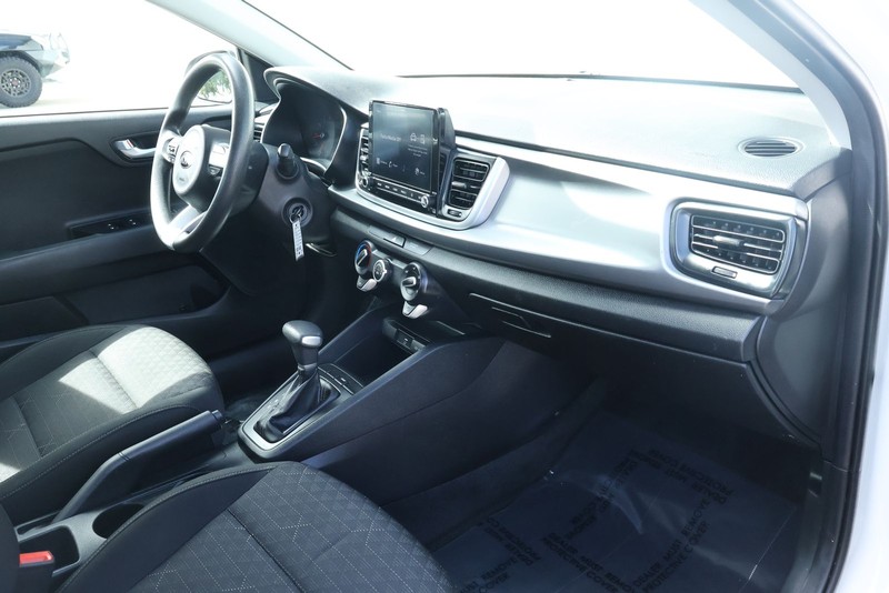 Kia Rio Vehicle Full-screen Gallery Image 20