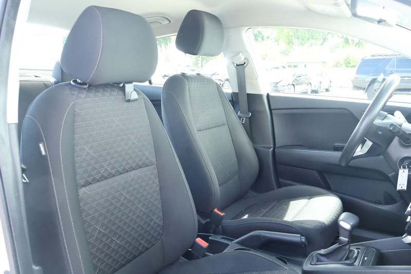 Kia Rio Vehicle Full-screen Gallery Image 21