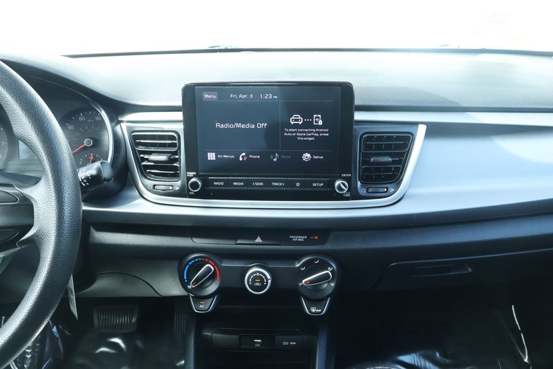 Kia Rio Vehicle Full-screen Gallery Image 26