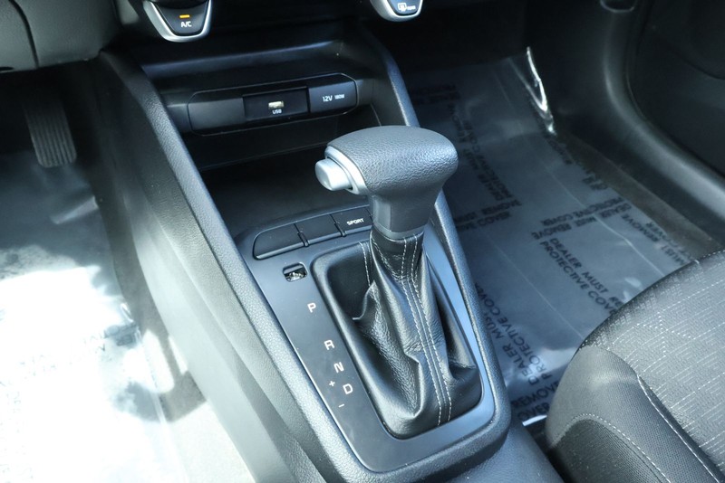 Kia Rio Vehicle Full-screen Gallery Image 28