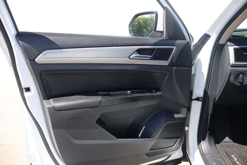 Volkswagen Atlas Vehicle Full-screen Gallery Image 14