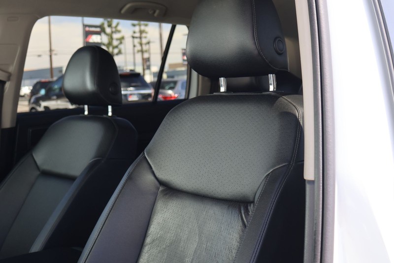 Volkswagen Atlas Vehicle Full-screen Gallery Image 18