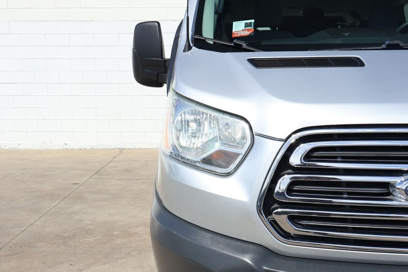 Ford Transit Wagon Vehicle Full-screen Gallery Image 04