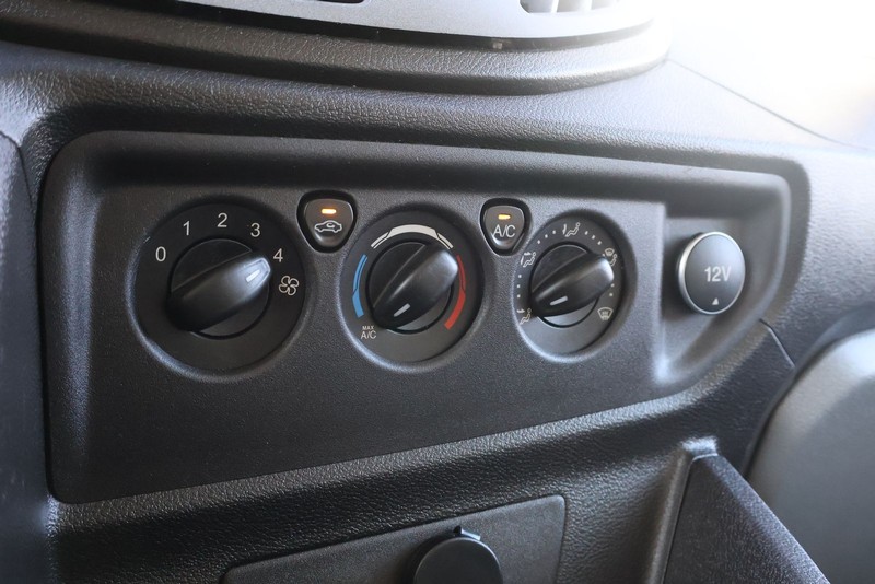 Ford Transit Wagon Vehicle Full-screen Gallery Image 30