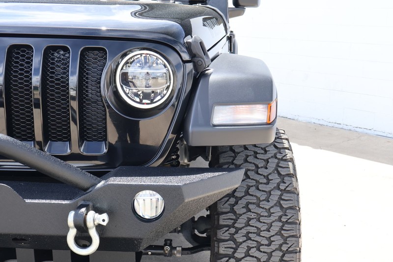 Jeep Wrangler Vehicle Full-screen Gallery Image 03