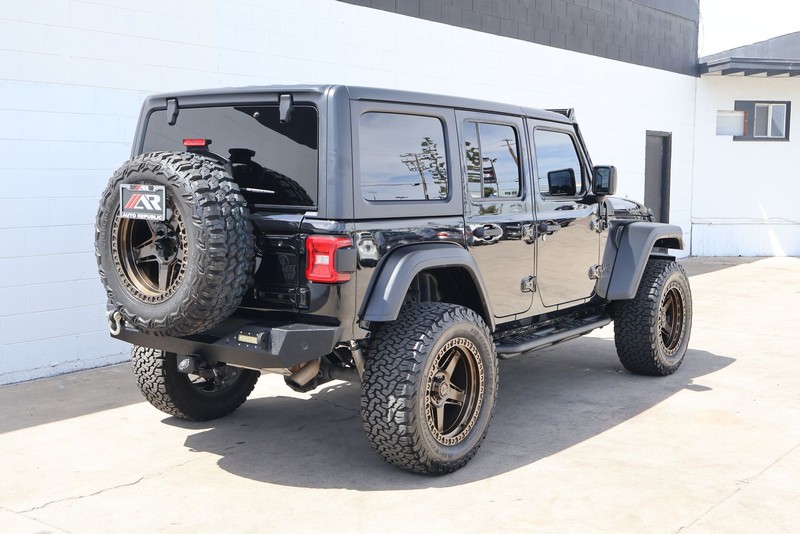 Jeep Wrangler Vehicle Full-screen Gallery Image 05