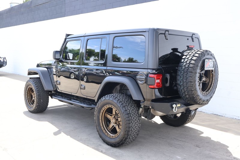 Jeep Wrangler Vehicle Full-screen Gallery Image 10