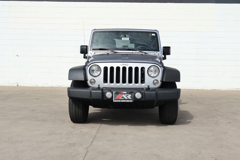 Jeep Wrangler JK Unlimited Vehicle Full-screen Gallery Image 02