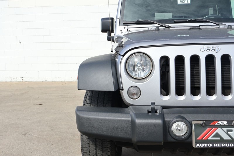 Jeep Wrangler JK Unlimited Vehicle Full-screen Gallery Image 03