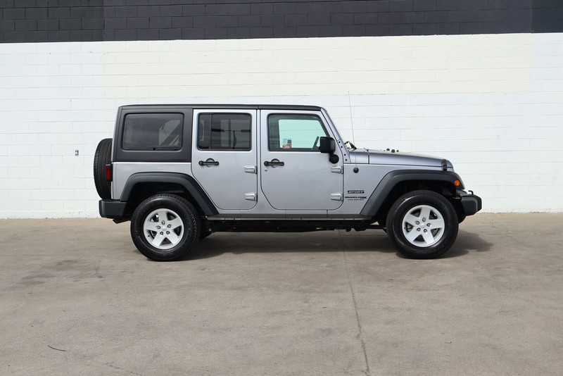 Jeep Wrangler JK Unlimited Vehicle Full-screen Gallery Image 04