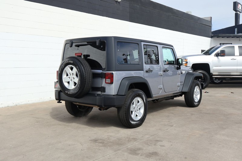 Jeep Wrangler JK Unlimited Vehicle Full-screen Gallery Image 05