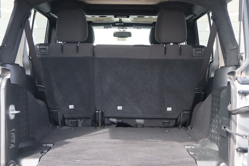 Jeep Wrangler JK Unlimited Vehicle Full-screen Gallery Image 08