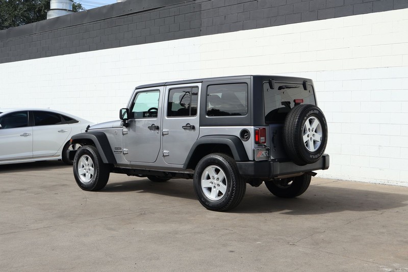 Jeep Wrangler JK Unlimited Vehicle Full-screen Gallery Image 09