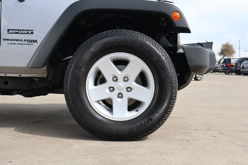 Jeep Wrangler JK Unlimited Vehicle Full-screen Gallery Image 13