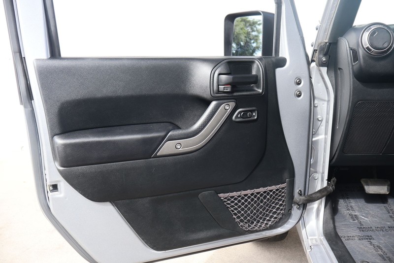 Jeep Wrangler JK Unlimited Vehicle Full-screen Gallery Image 14