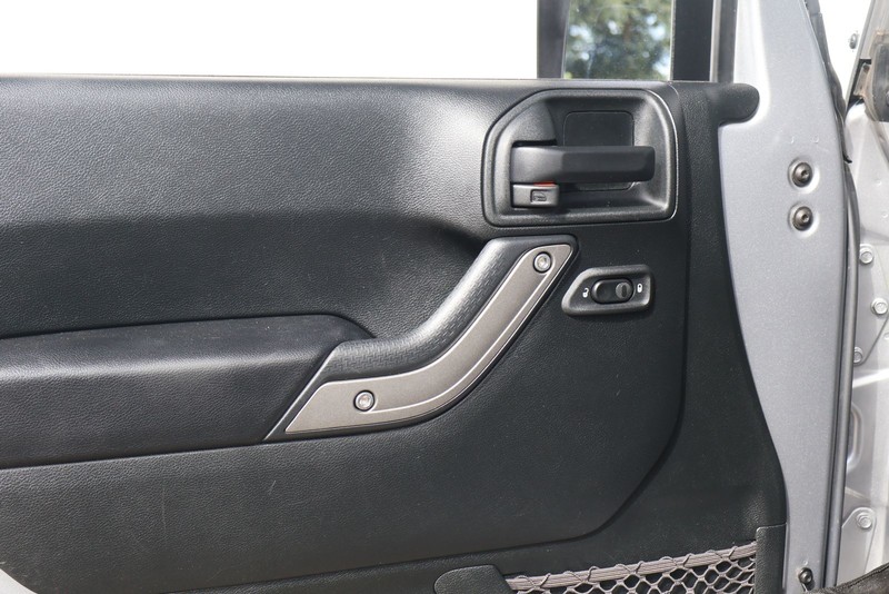 Jeep Wrangler JK Unlimited Vehicle Full-screen Gallery Image 15