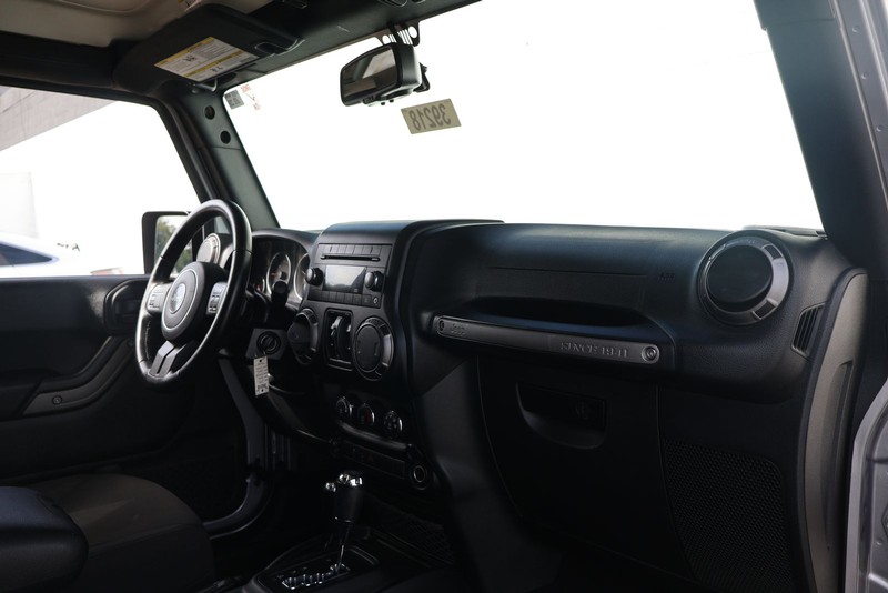 Jeep Wrangler JK Unlimited Vehicle Full-screen Gallery Image 19