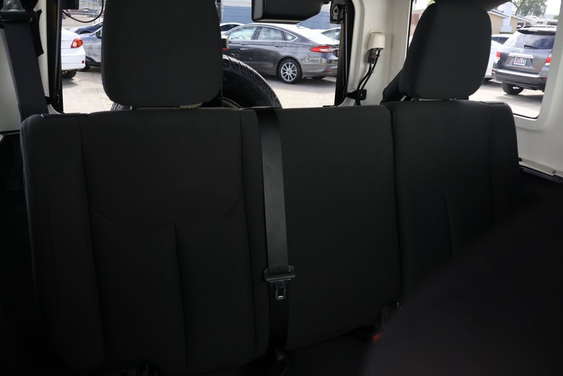 Jeep Wrangler JK Unlimited Vehicle Full-screen Gallery Image 21