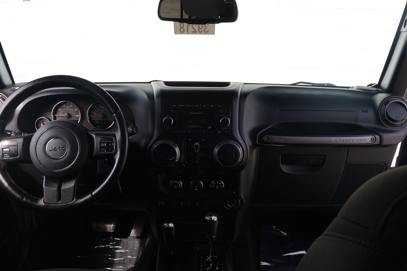 Jeep Wrangler JK Unlimited Vehicle Full-screen Gallery Image 22