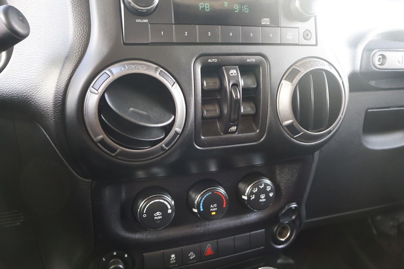 Jeep Wrangler JK Unlimited Vehicle Full-screen Gallery Image 29