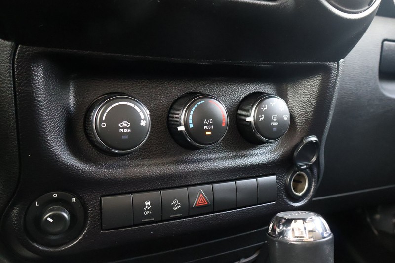 Jeep Wrangler JK Unlimited Vehicle Full-screen Gallery Image 30