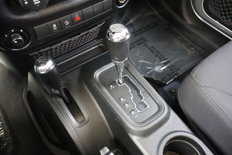 Jeep Wrangler JK Unlimited Vehicle Full-screen Gallery Image 31