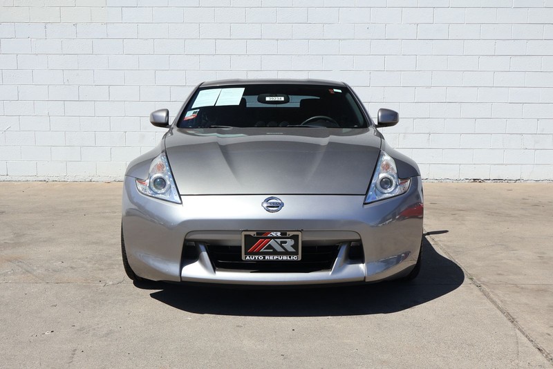 Nissan 370Z Vehicle Full-screen Gallery Image 02