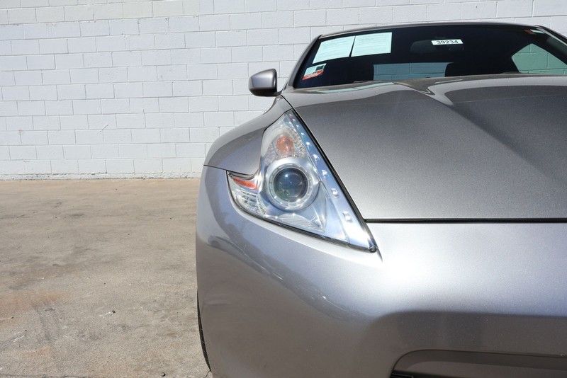Nissan 370Z Vehicle Full-screen Gallery Image 03