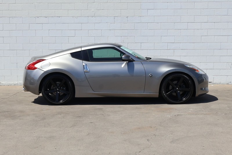 Nissan 370Z Vehicle Full-screen Gallery Image 04