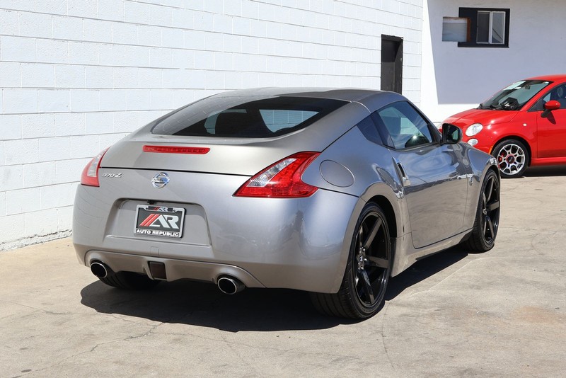 Nissan 370Z Vehicle Full-screen Gallery Image 05
